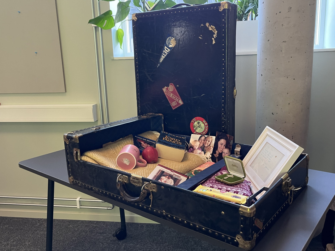 en koffert er åpnet med ting som du vil ha med deg på din siste reise, reisekoffert