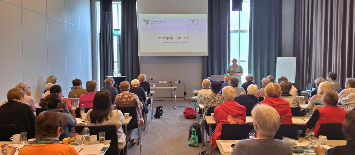 tale til forsamling med mange mennesker