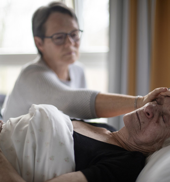 Pårørende ved døende person i seng