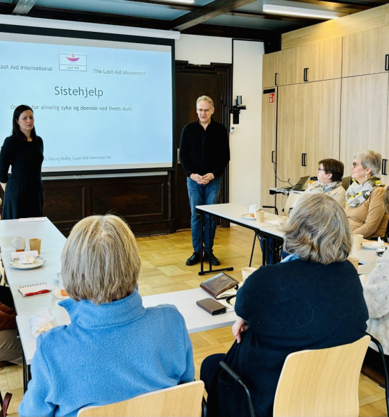 en dame underviser i klasserom