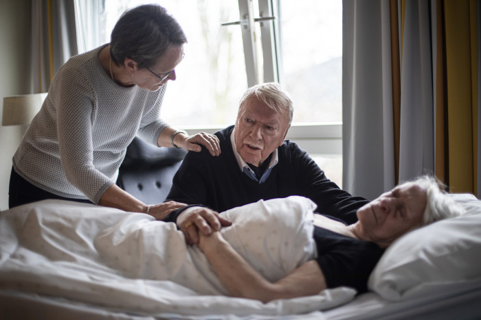 frivillig og pårørende med døende person